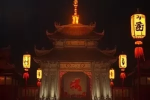 顶楼第三间横版缩略图，老楼顶层的走廊尽头有一扇半开的门