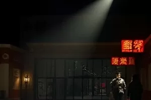 海鸥食堂夜班横版缩略图，夜里食堂窗口还亮着灯，门口挂着一串风铃