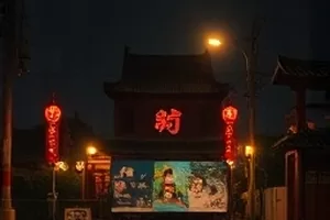长夜校车横版缩略图，夜色里的校车车灯照亮前方的柏油路