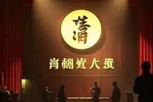 第七块拼图横版缩略图，木桌上散落着未拼完的拼图碎片